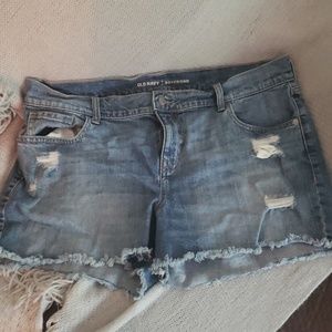 Light wash distressed boyfriend jean shorts